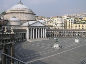 Napoli: Piazza del Plebiscito, cioè una delle più belle piazze del mondo. 