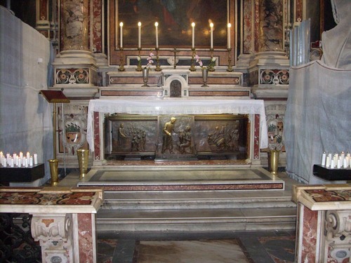 Le spoglie mortali nella chiesa del  "Gesù Nuovo" di Napoli 