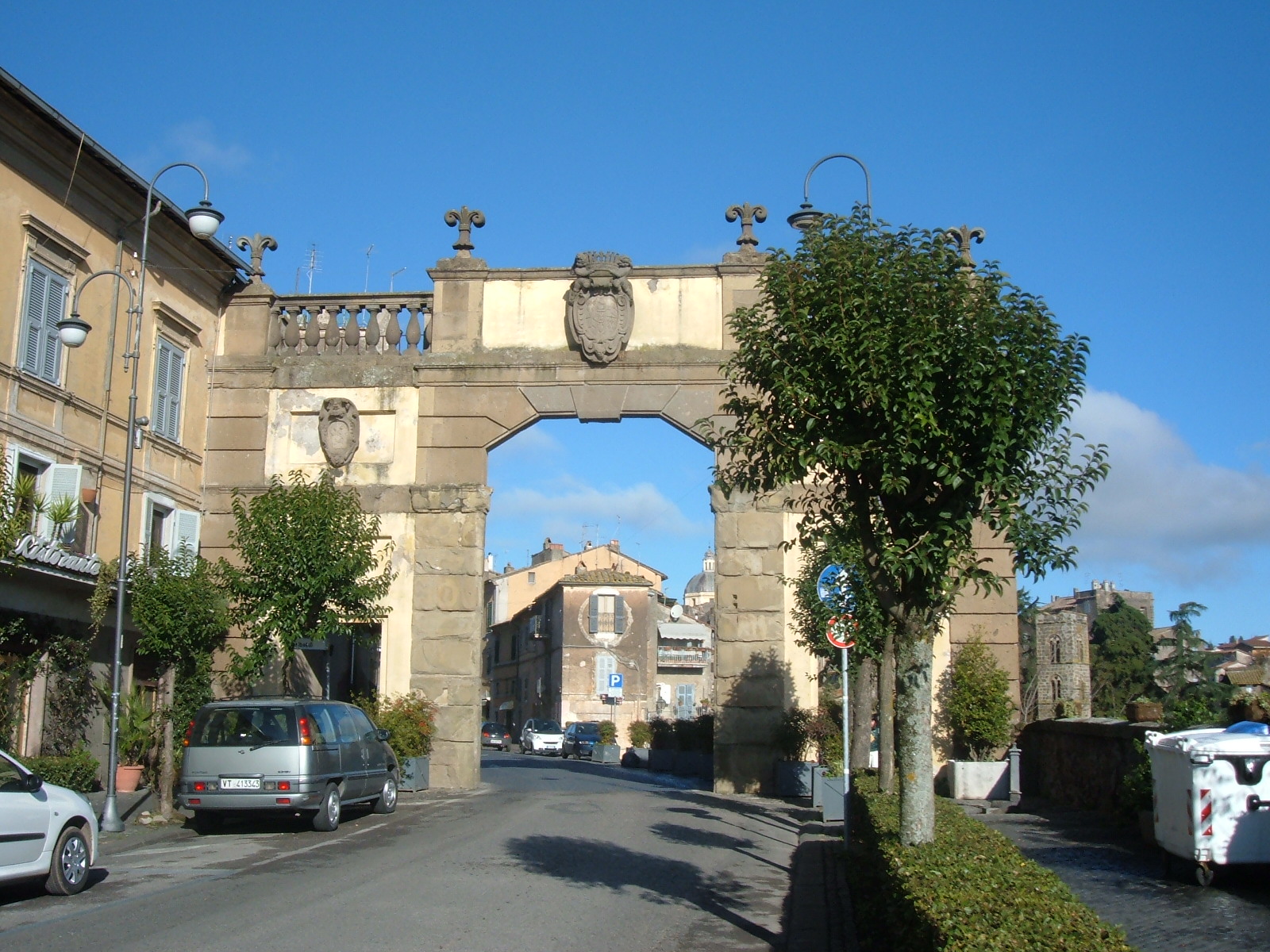 Lo scapolo, il suo borgo natale: Ronciglione (VT), Porta Romana