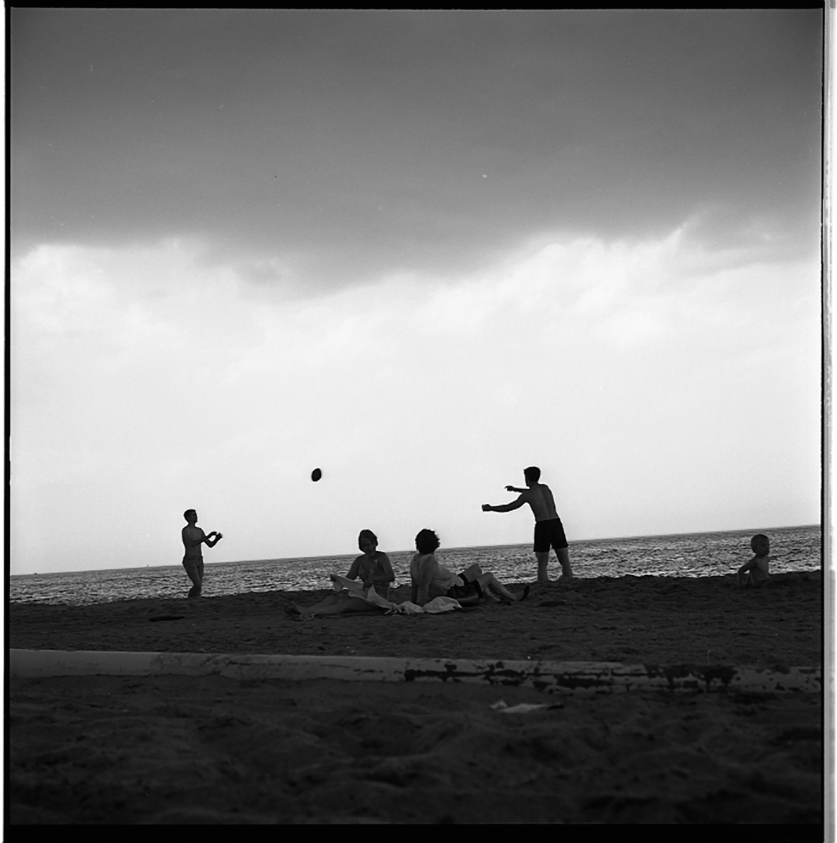 Vivian Maier: bambini che giocano a palla sulla spiaggia