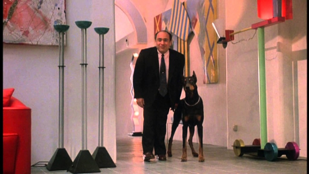 Ruthless People: Sam con  cane "Adolf"