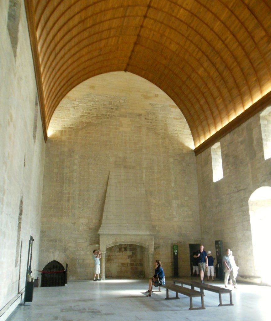 Avignone - Palazzo dei papi : il grande tinello (qui molti arredi furono asportati e/o distrutti durante la Révolution) 