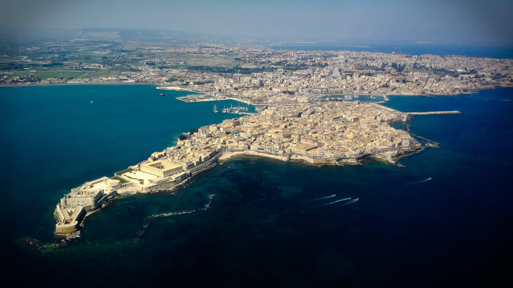 Platone! (2) Ortigia_dall'alto . A Siracusa, Platone passò un periodo importante della propria vita, dal tiranno Dionigi