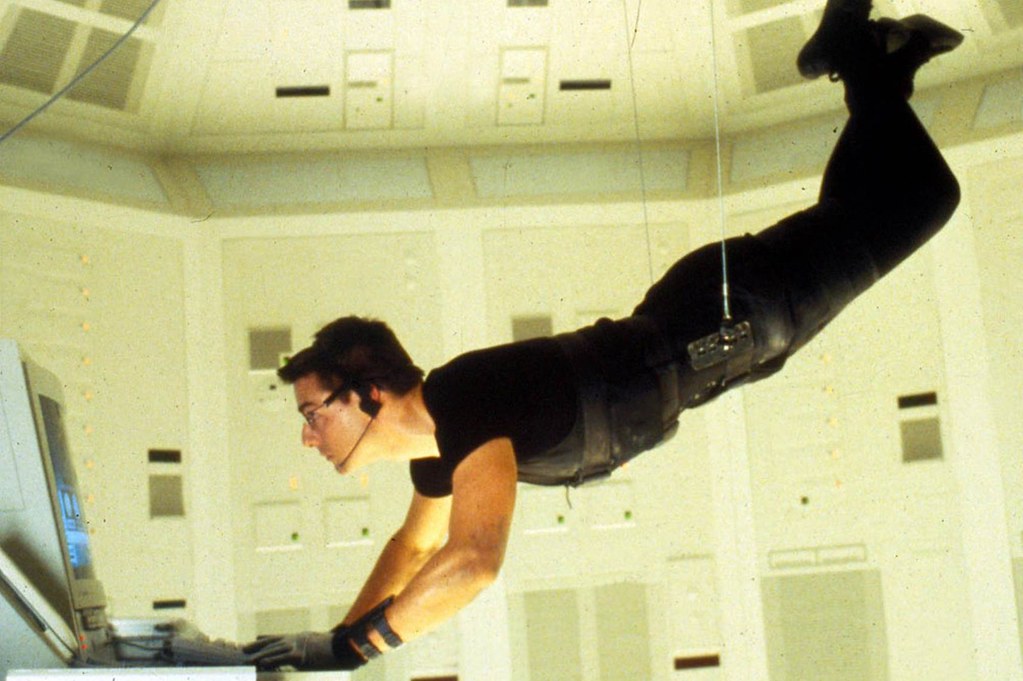 Tom Cruise in una scena acrobatica